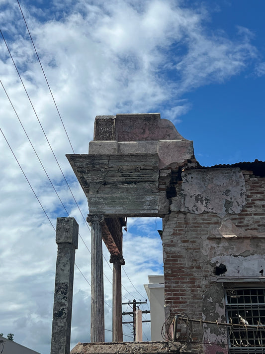 Lo que quedó del balcón de Casa Rosa Luisa luego de los terremotos del 2020.