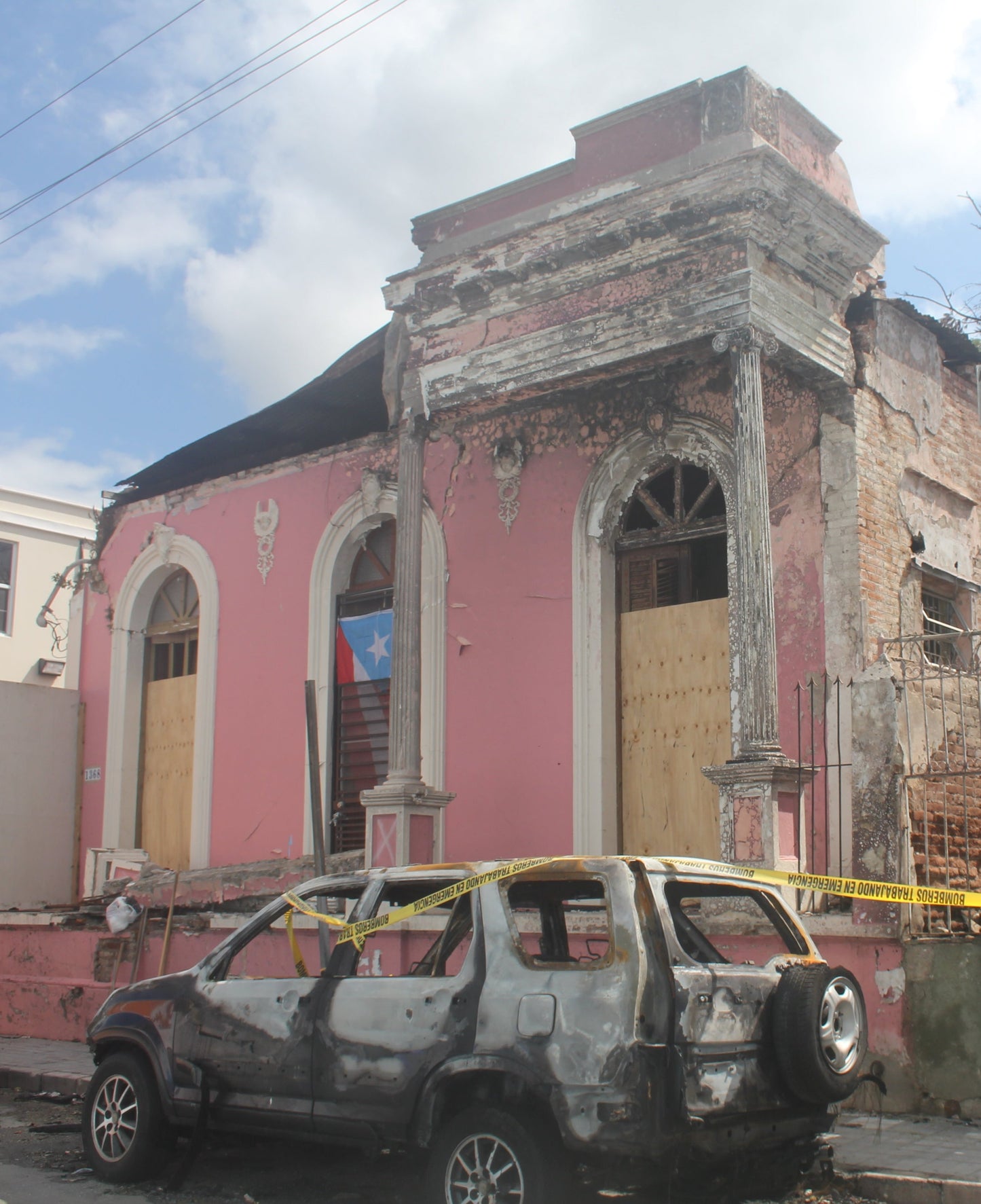 El fuego afectó autos, árboles, residencias y negocios